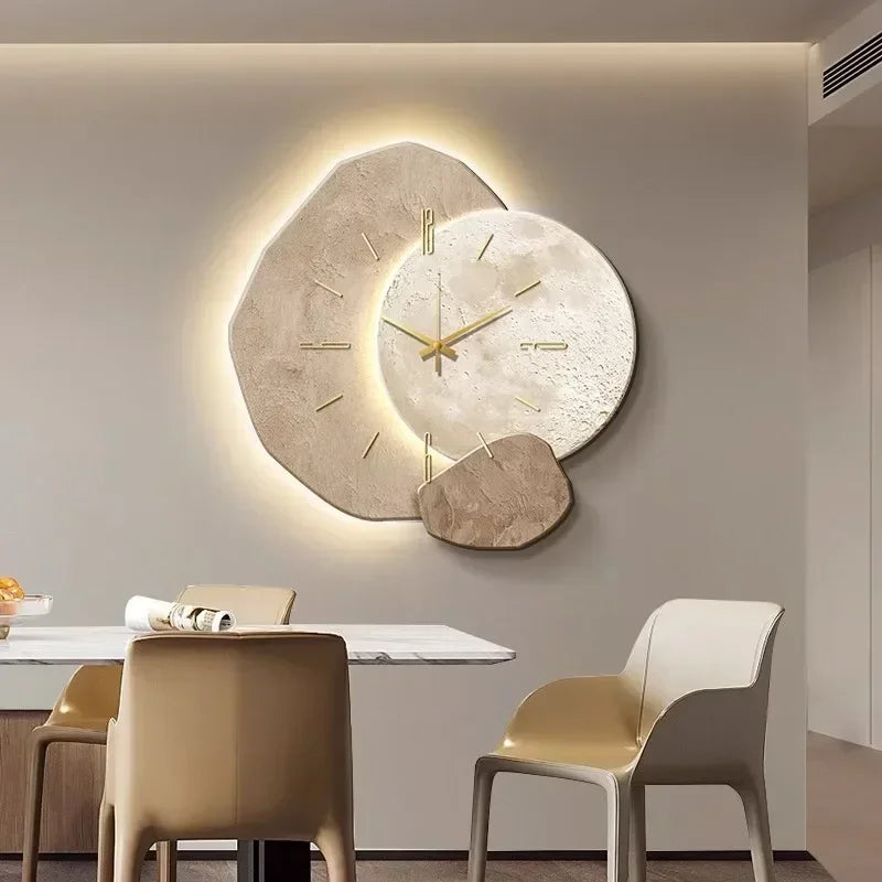 Modern väggklocka med unik design