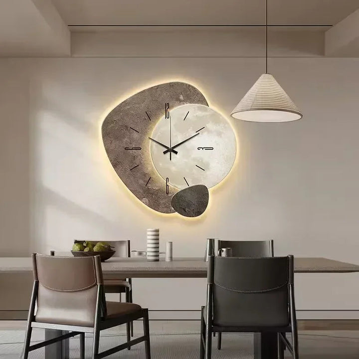 Modern väggklocka med unik design