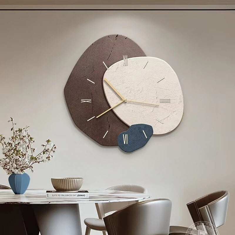 Modern väggklocka med unik design