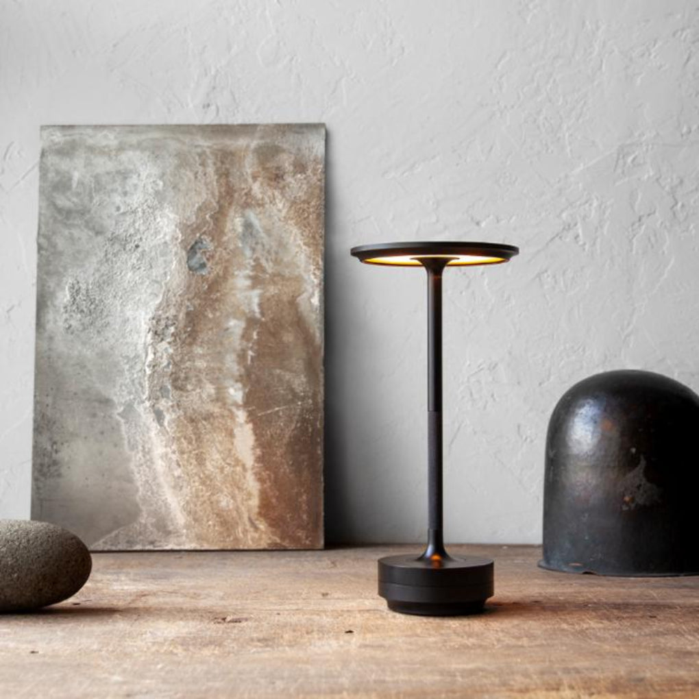 Bärbar sladdlös bordslampa