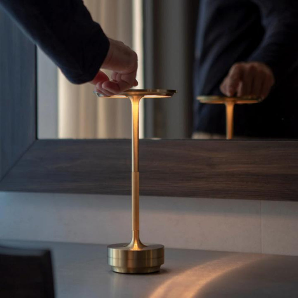 Bärbar sladdlös bordslampa