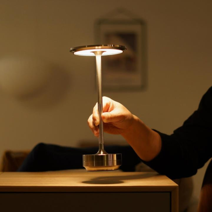 Bärbar sladdlös bordslampa
