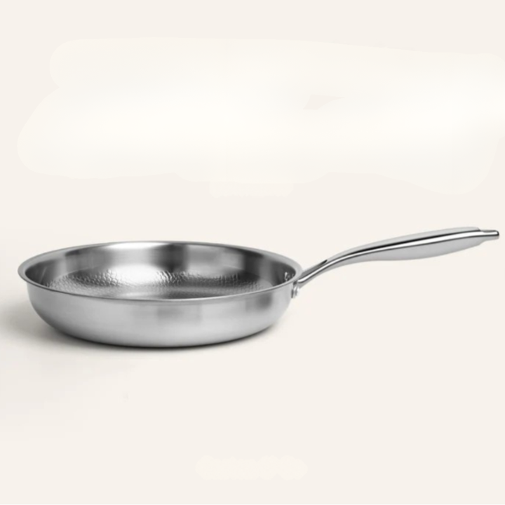 Induktionskastruller i titan med hamrad finish – hållbara och snygga i metalliskt silver