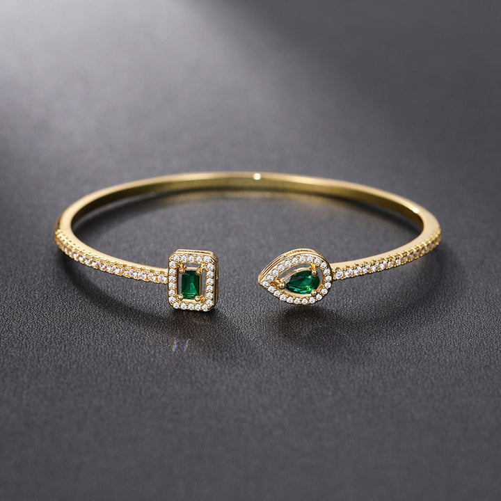Elegant guldarmband med förfinade detaljer