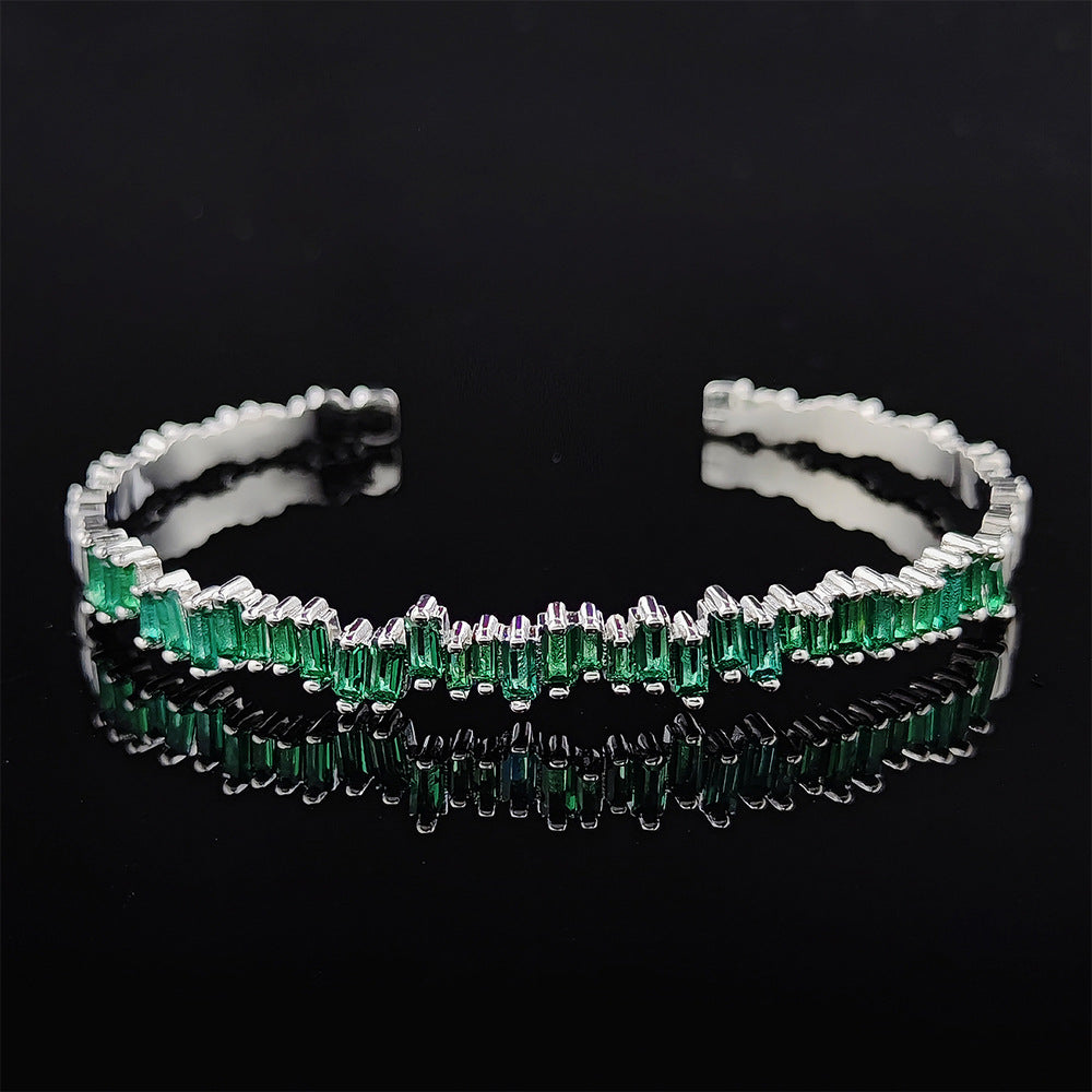 Elegant armband i vitguld med förfinade detaljer