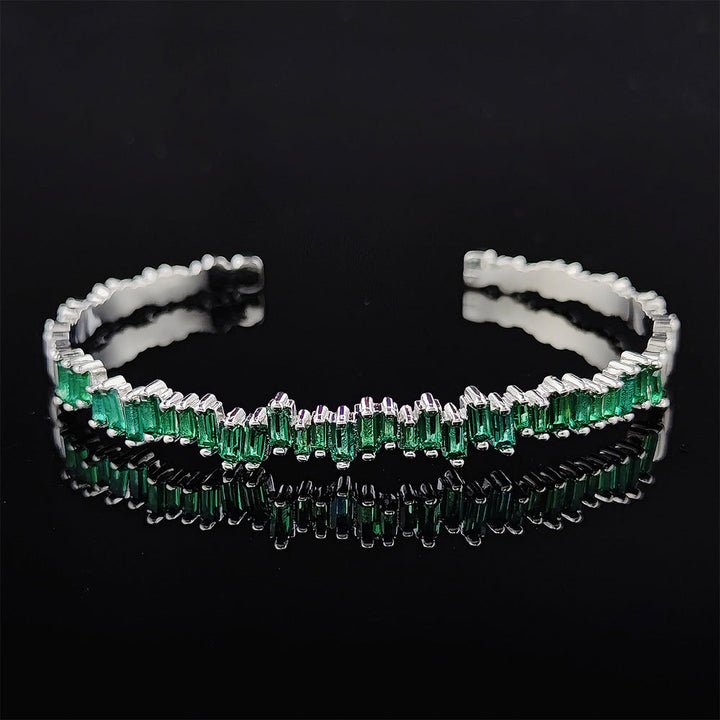 Elegant armband i vitguld med förfinade detaljer