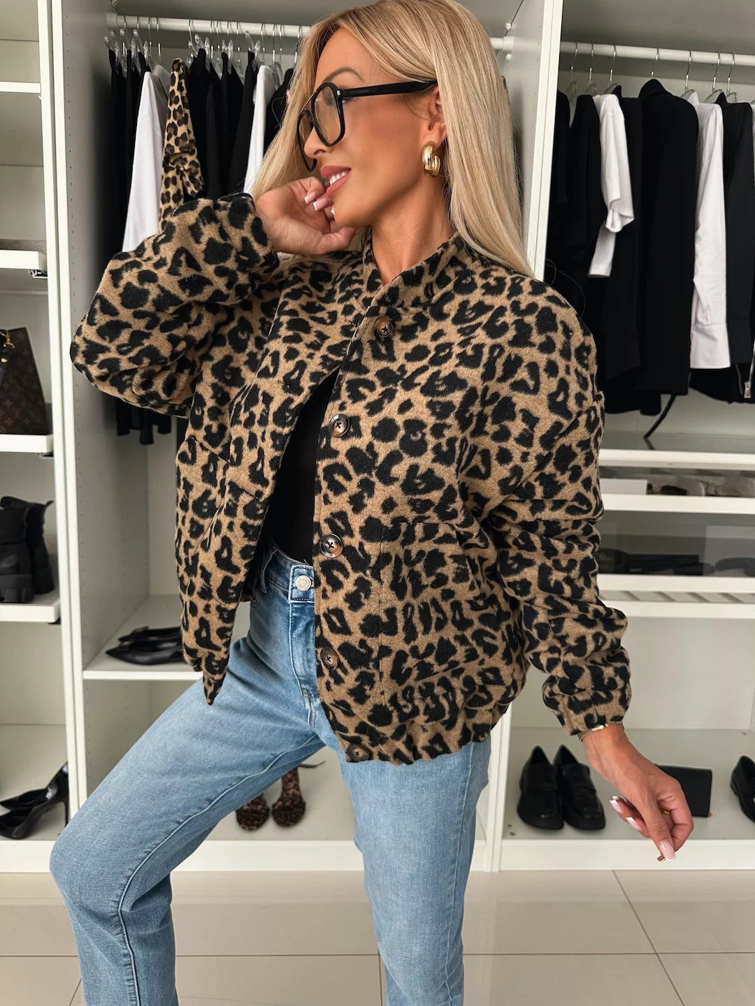 Jacka med leopardmönster och knappar framtill i bomberform
