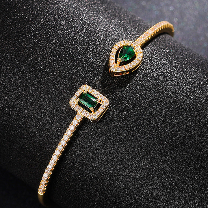 Elegant guldarmband med förfinade detaljer