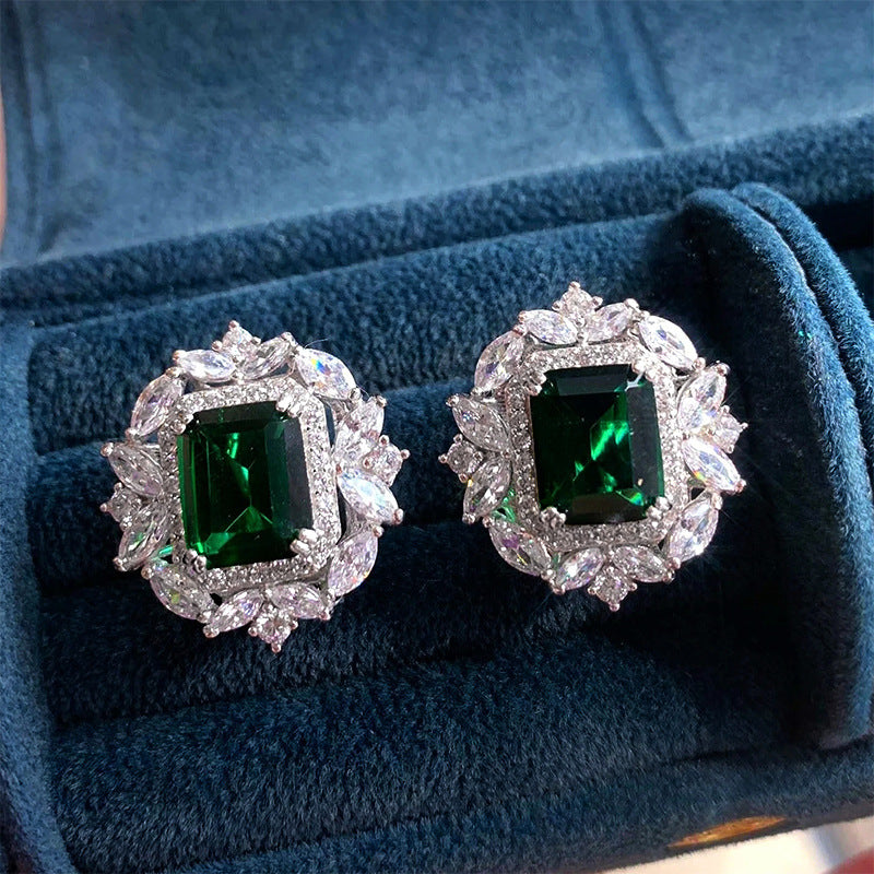 Eleganta örhängen i vitguld med diskret zirkonia