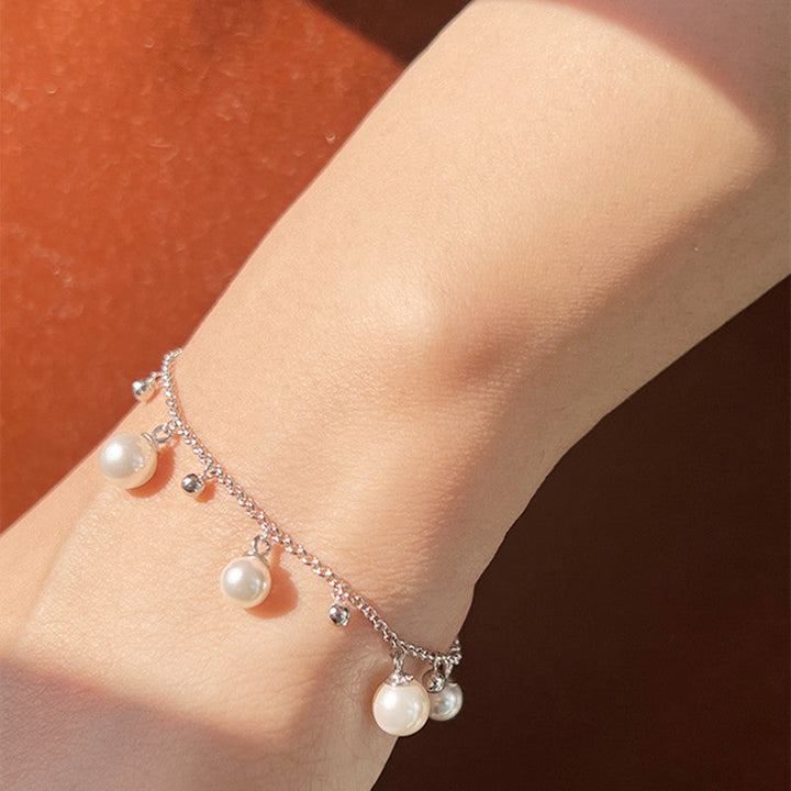 Silverarmband med elegant pärla och diskreta detaljer