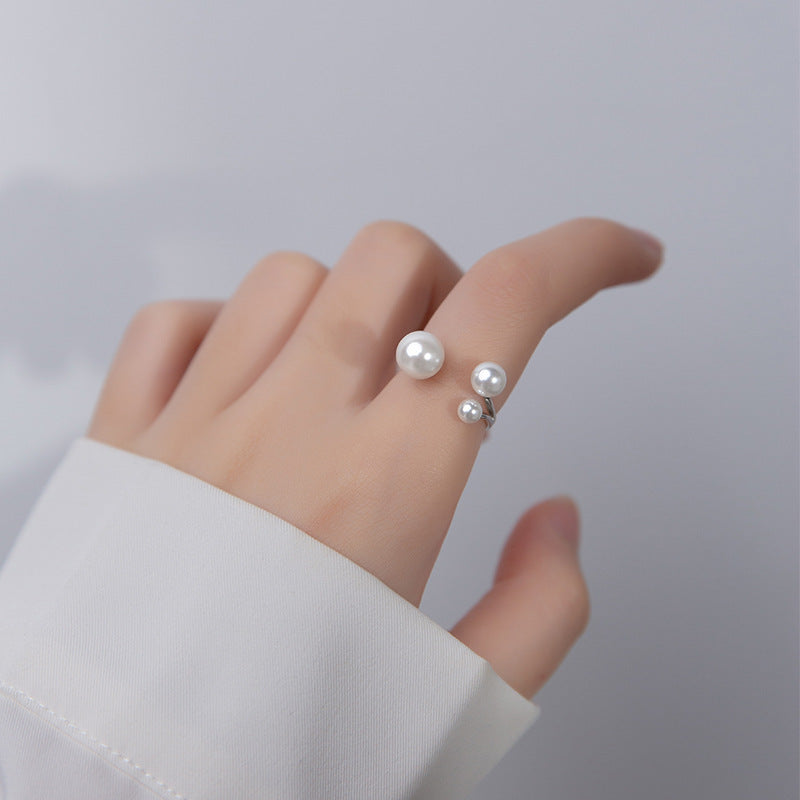 Elegant ring med sötvattenspärla och förfinad justerbarhet