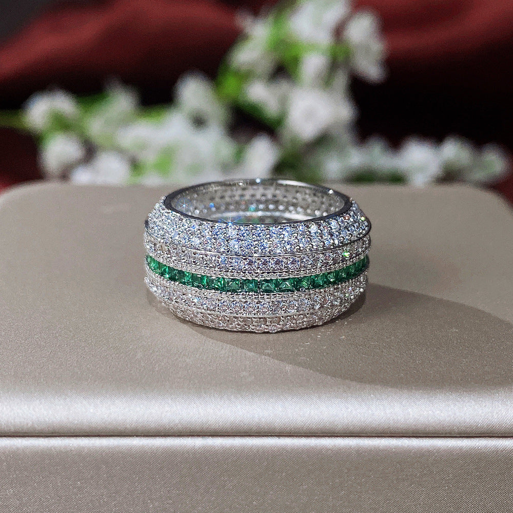 Elegant ring i vitguld med förfinad design