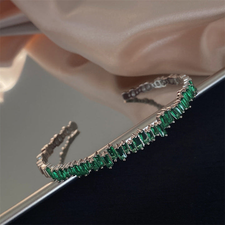 Elegant armband i vitguld med förfinade detaljer