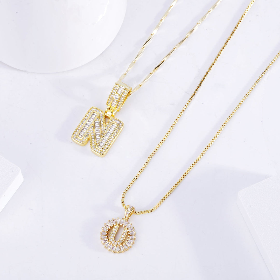 Elegant initialhalsband i vitguld med pavéstenar