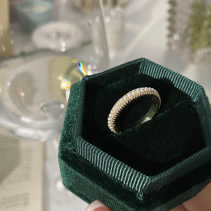 Elegant ringset i guld med förfinade detaljer