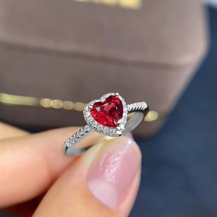 Elegant ring i vitguld med förfinade detaljer