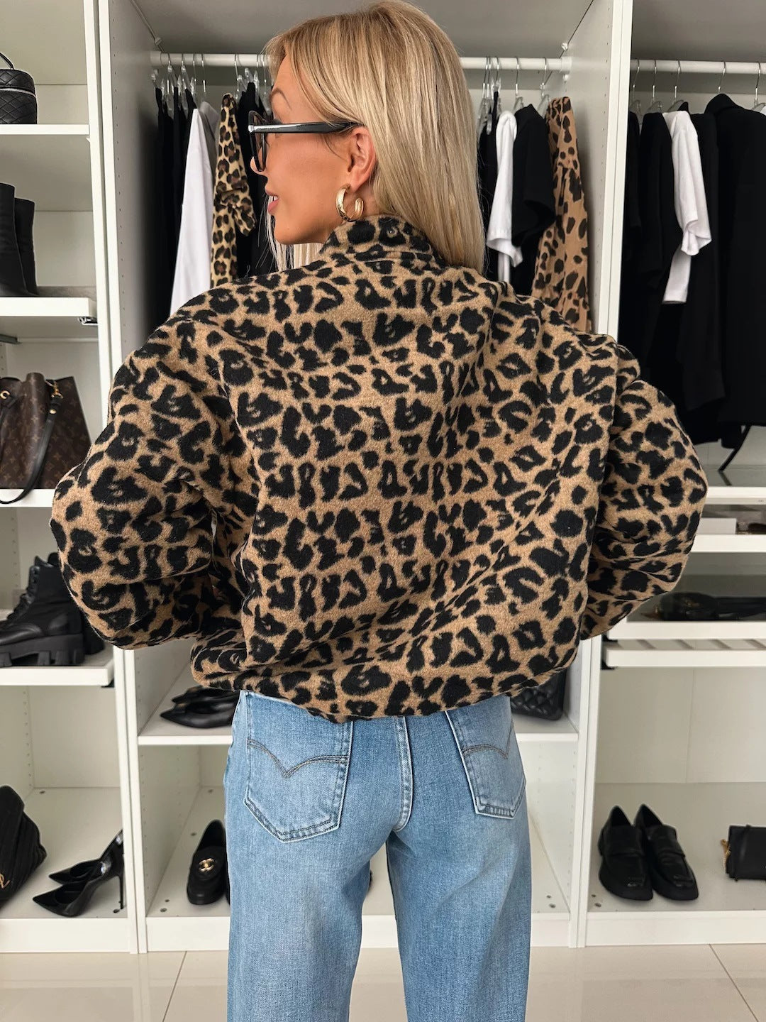 Jacka med leopardmönster och knappar framtill i bomberform