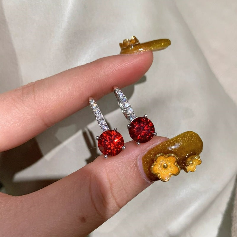 Eleganta örhängen i vitguld med förfinade detaljer