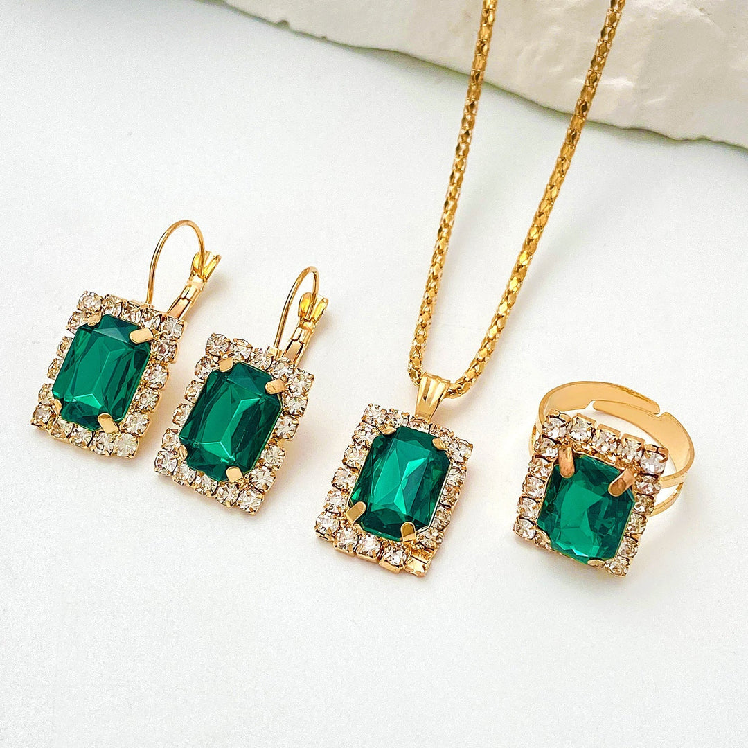 Elegant halsband i vitguld med diskret grön zirkonia
