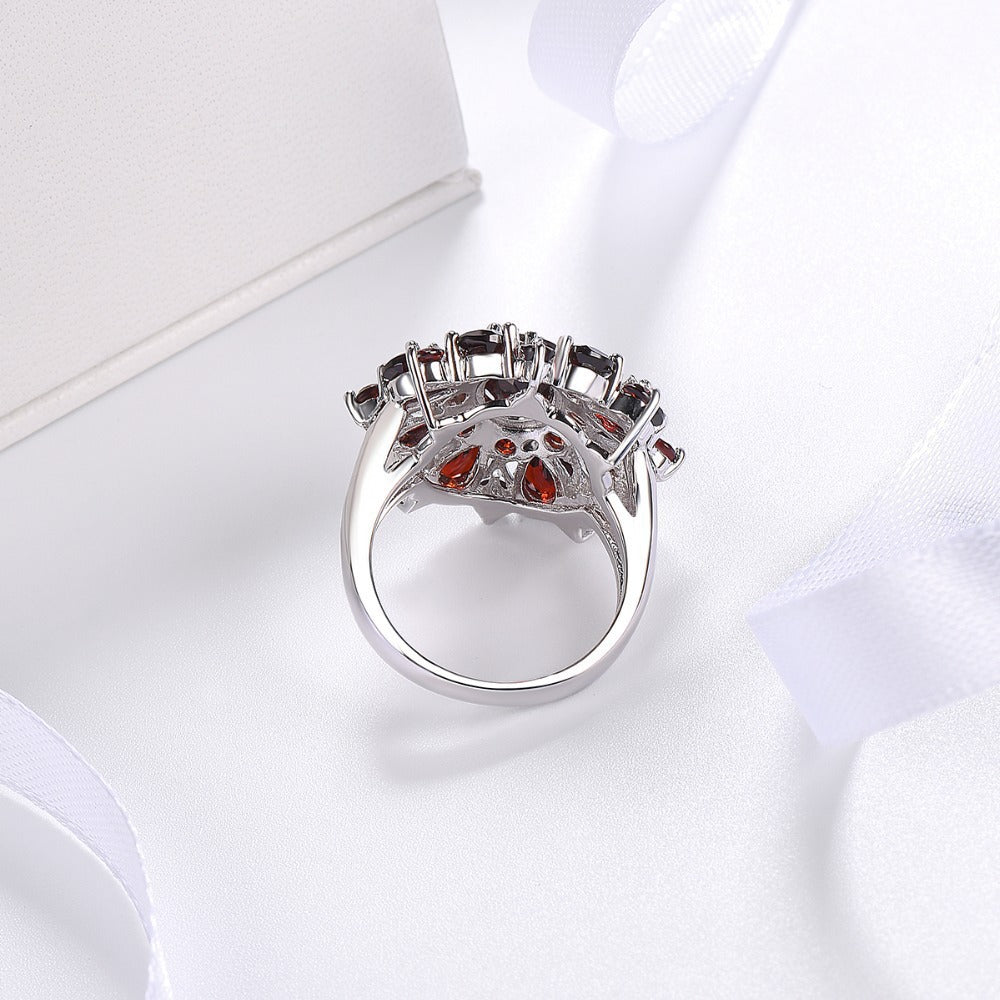 Elegant guldring med scharlakansröda blomblad