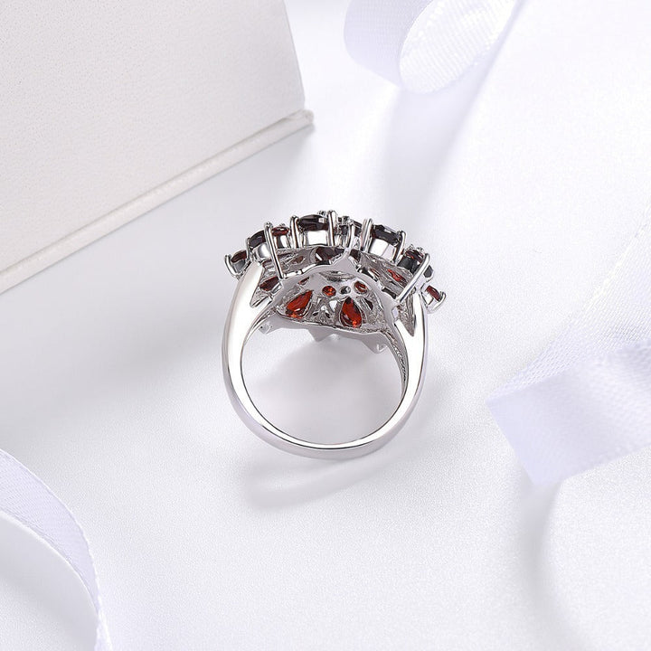 Elegant guldring med scharlakansröda blomblad