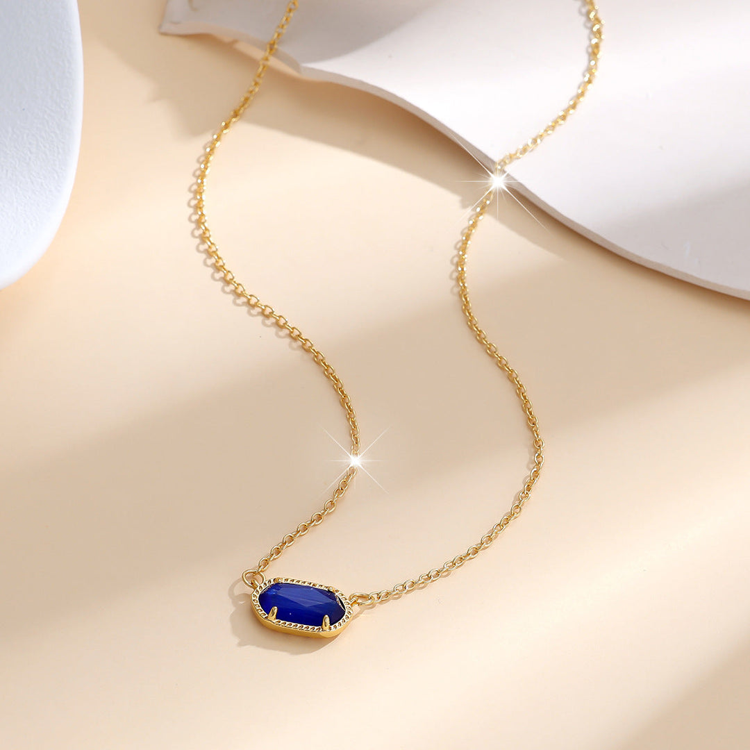 Elegant guldhalsband med oval safir