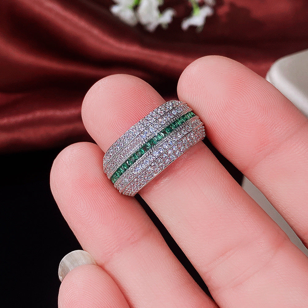 Elegant ring i vitguld med förfinad design
