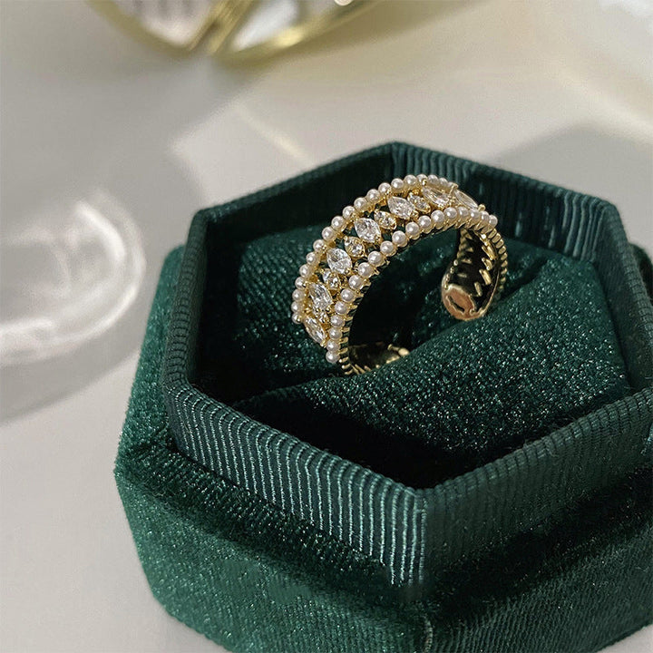 Elegant ringset i guld med förfinade detaljer