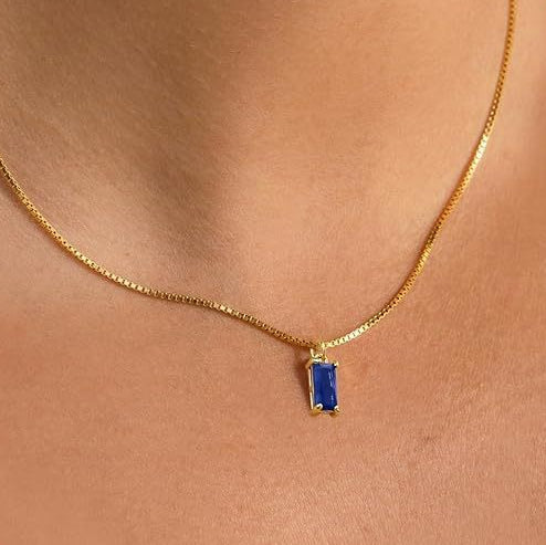 Elegant halsband i vitguld med safirhänge