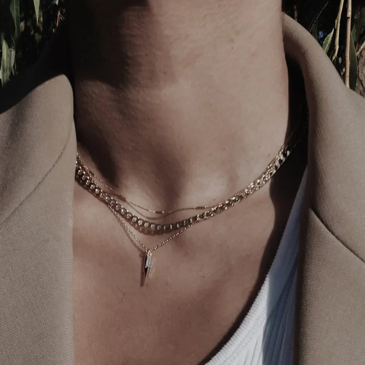 Elegant halsband i vitguld med platt länk