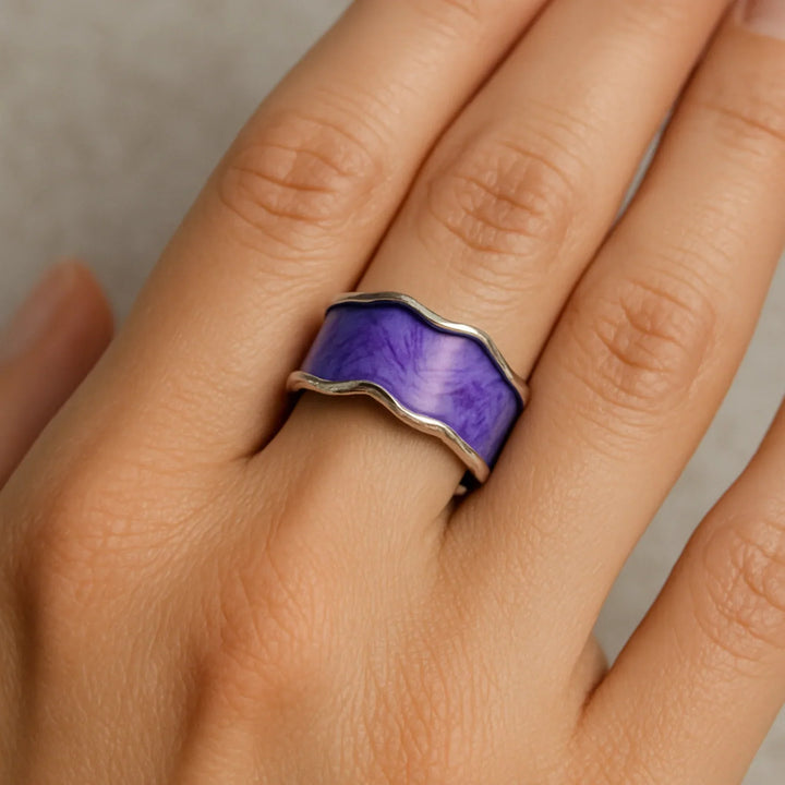 Elegant silverring med vågiga detaljer