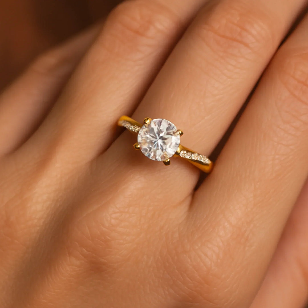 Elegant ring med kristaller i guld och silver