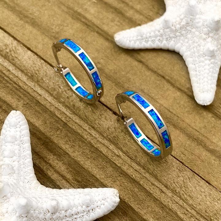 Eleganta silverörhängen med opal i havsstil