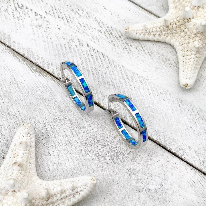 Eleganta silverörhängen med opal i havsstil