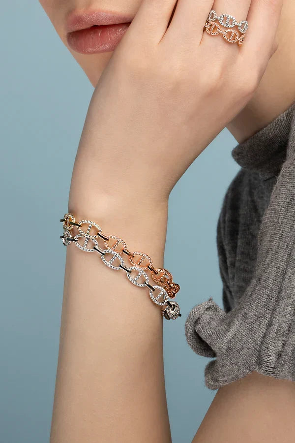 Mjukt armband i vitguld med delikata detaljer