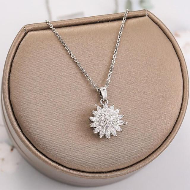 GoldenBloom justerbart halsband | Roterande solrosberlock för tidlös elegans