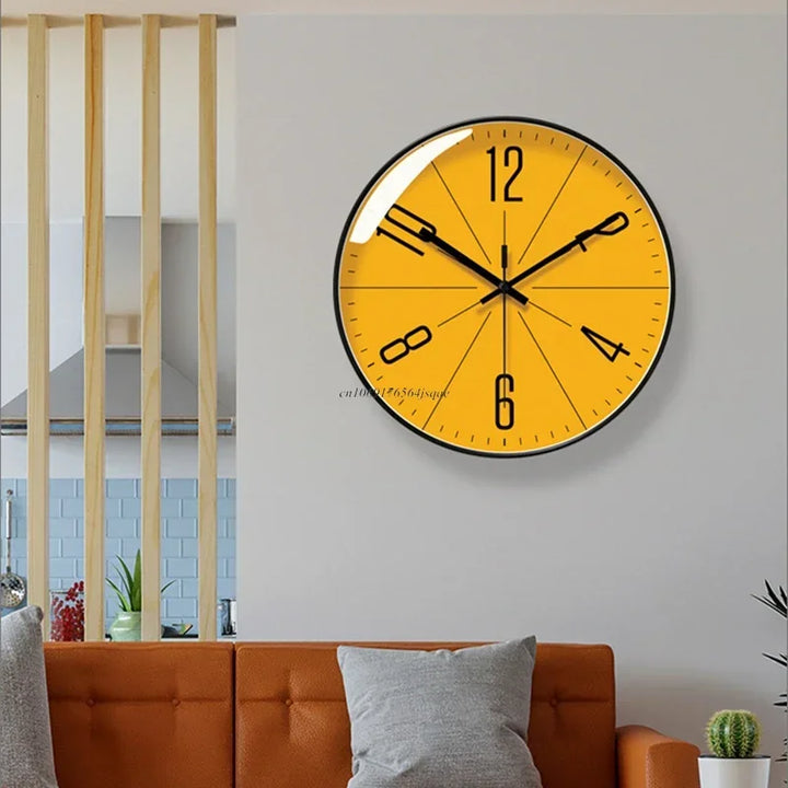 Väggklocka i trä TimeWisp – Tyst klocka med stil
