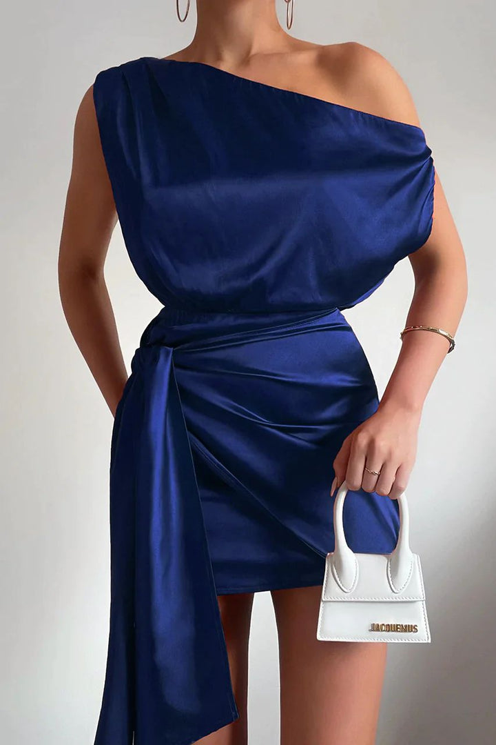 Elegant One-Shoulder Miniklänning med Smickrande Passform