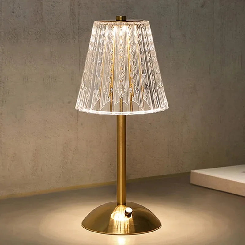 Elegant LED-bordslampa med lampskärm i kristall och guldfinish – touchtändning