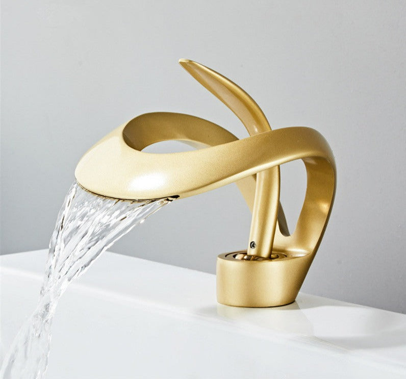 FlowArc – Modern badrumskran med vattenfallsutlopp och minimalistisk funktion