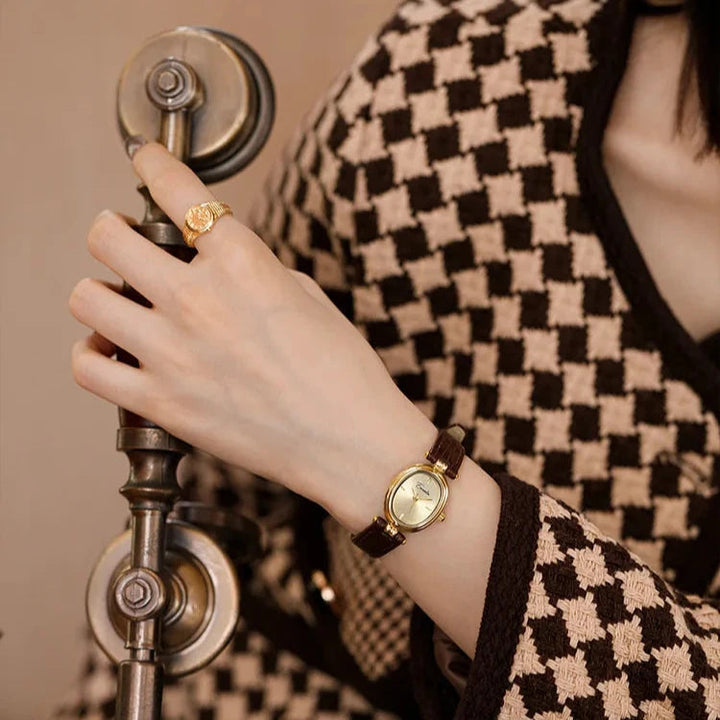 Sienna - elegant kvartsklocka med guldfärgat armband