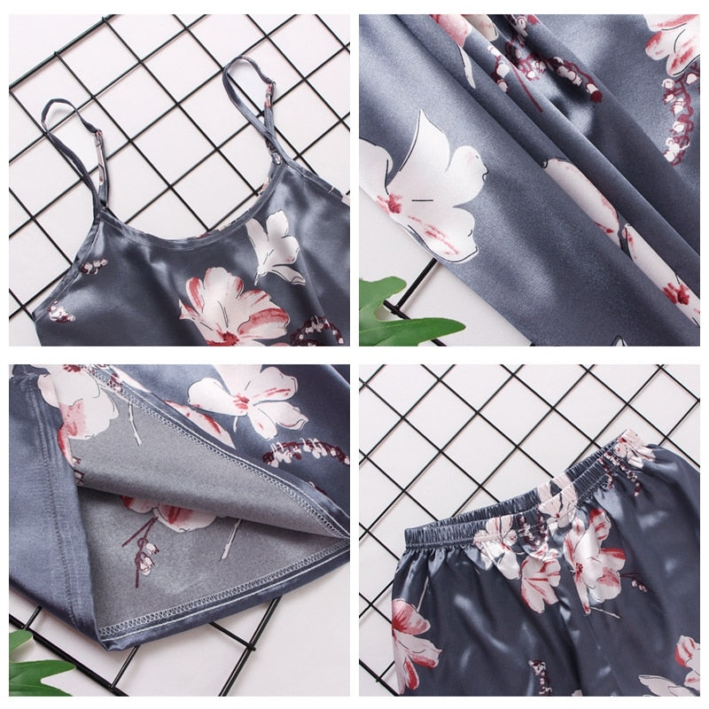 Pyjamasset i satin med blommönster