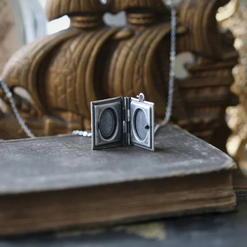 Vintage Katt Bok Hänge Halsband – Design med vridbar sida