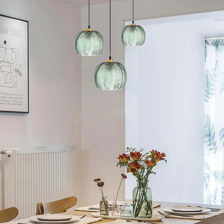 Taklampa i glas formad som ett klot