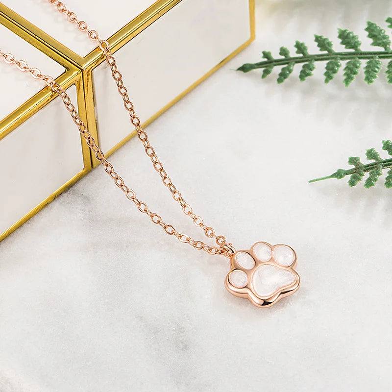 Halsband med tassberlock