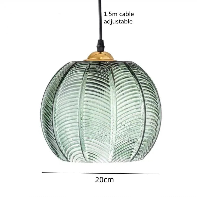Taklampa i glas formad som ett klot