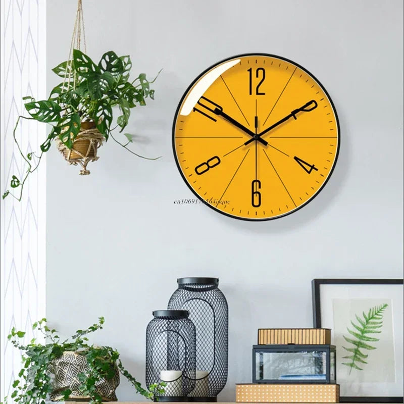 Väggklocka i trä TimeWisp – Tyst klocka med stil