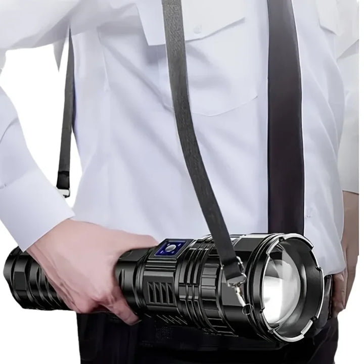 Uppladdningsbar LED-ficklampa på 10000 lumen – Striker