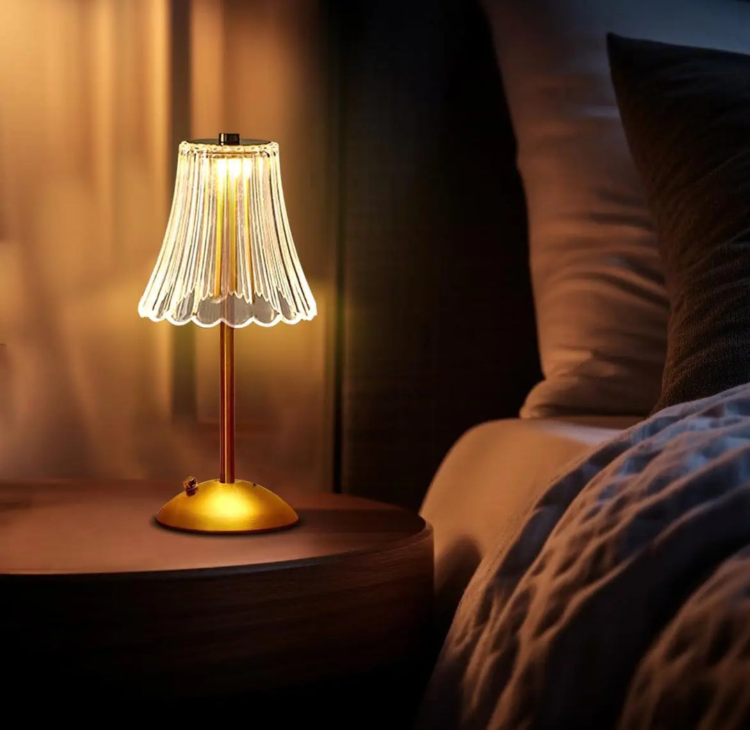 Elegant LED-bordslampa med lampskärm i kristall och guldfinish – touchtändning