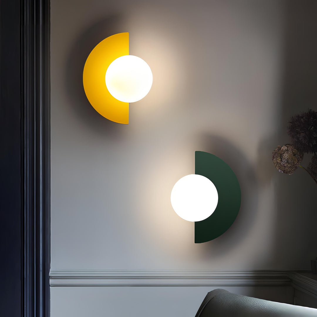 Nordisk halvcirkelformad vägglampa